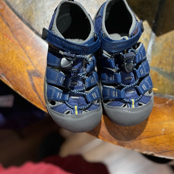 Selling my sons old Keens they are in great condition. Smoke free home. - Picture 4 of 4